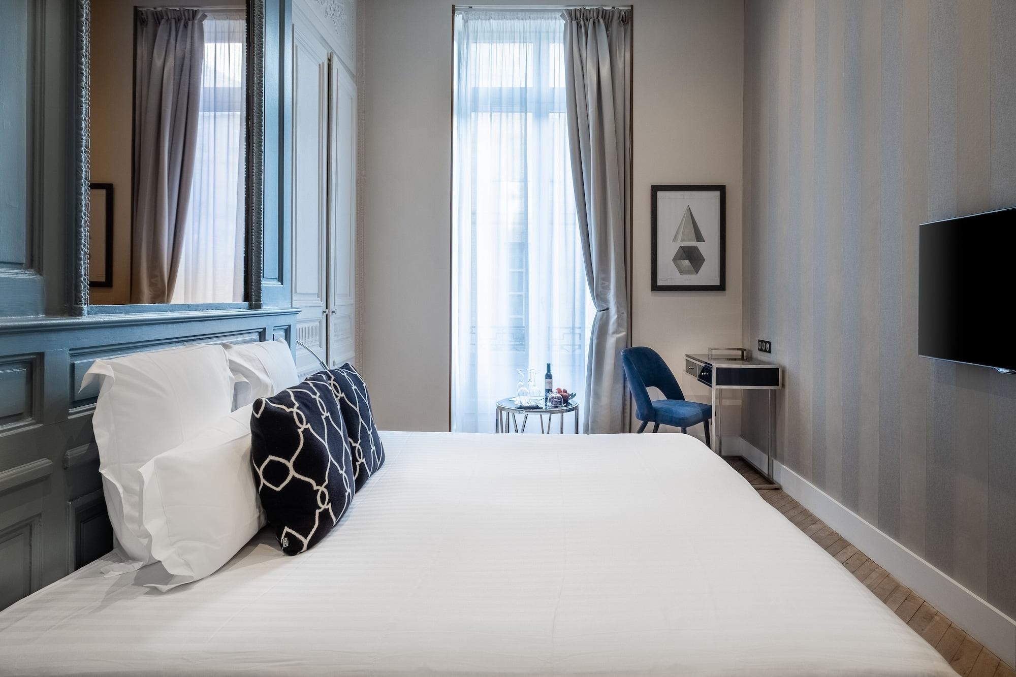 Le Boutique Hotel&Spa Bordeaux Extérieur photo A room at the hotel