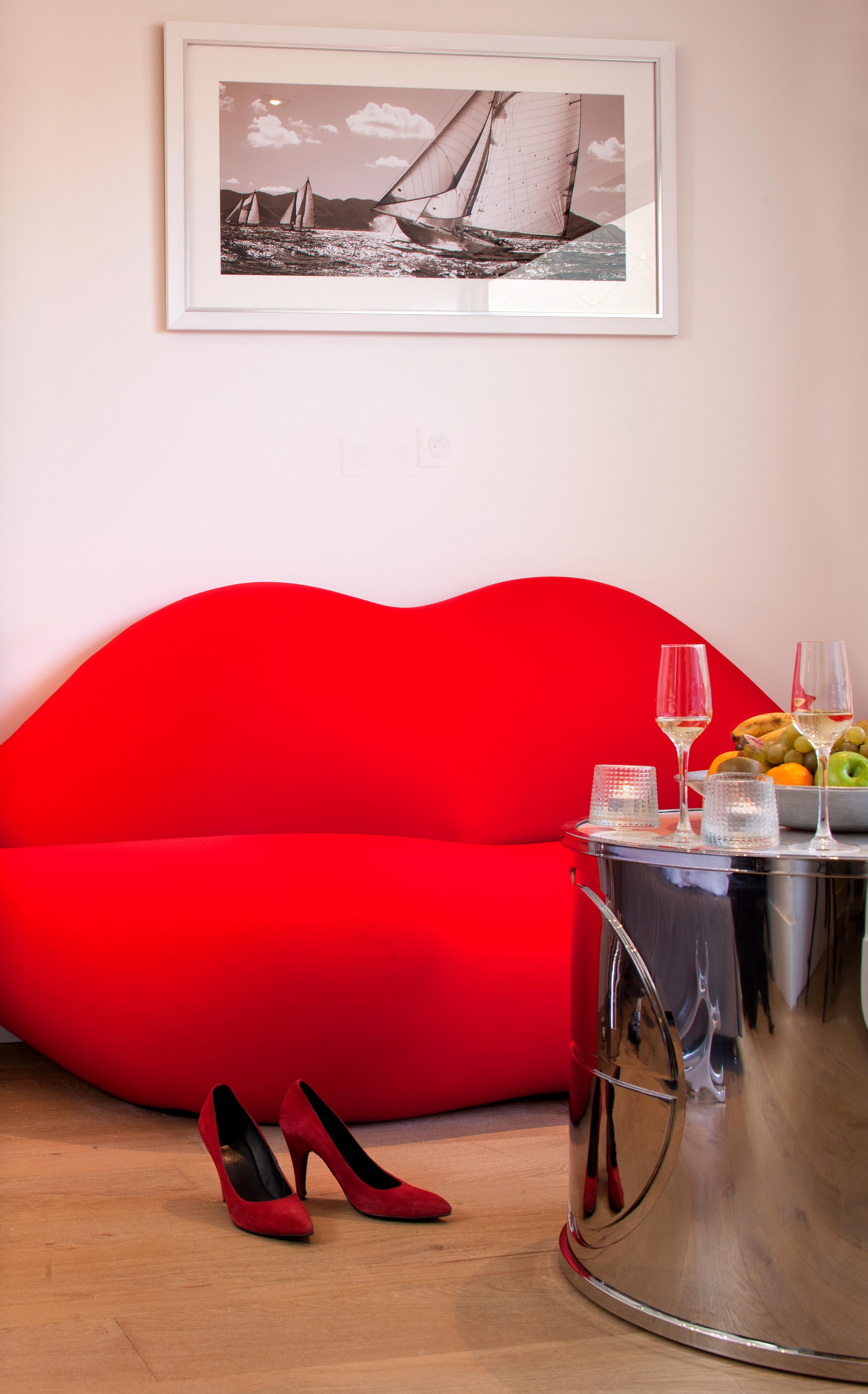 Le Boutique Hotel&Spa Bordeaux Extérieur photo The Red Lips sofa