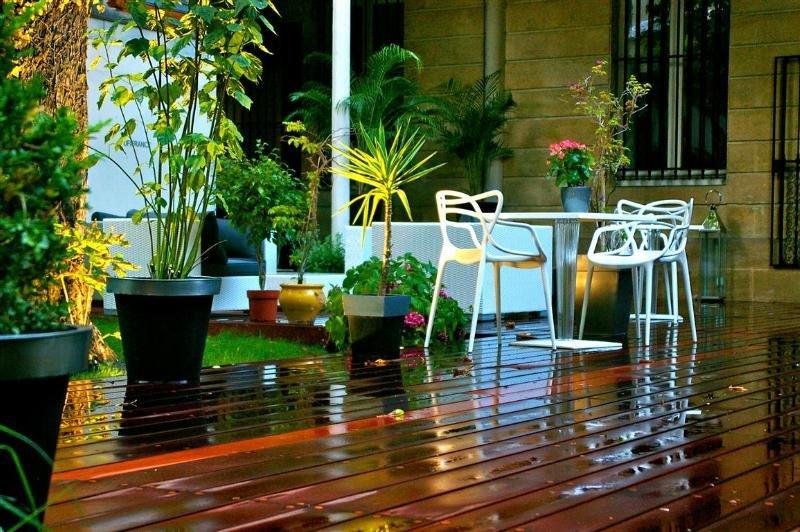 Le Boutique Hotel&Spa Bordeaux Extérieur photo A balcony garden