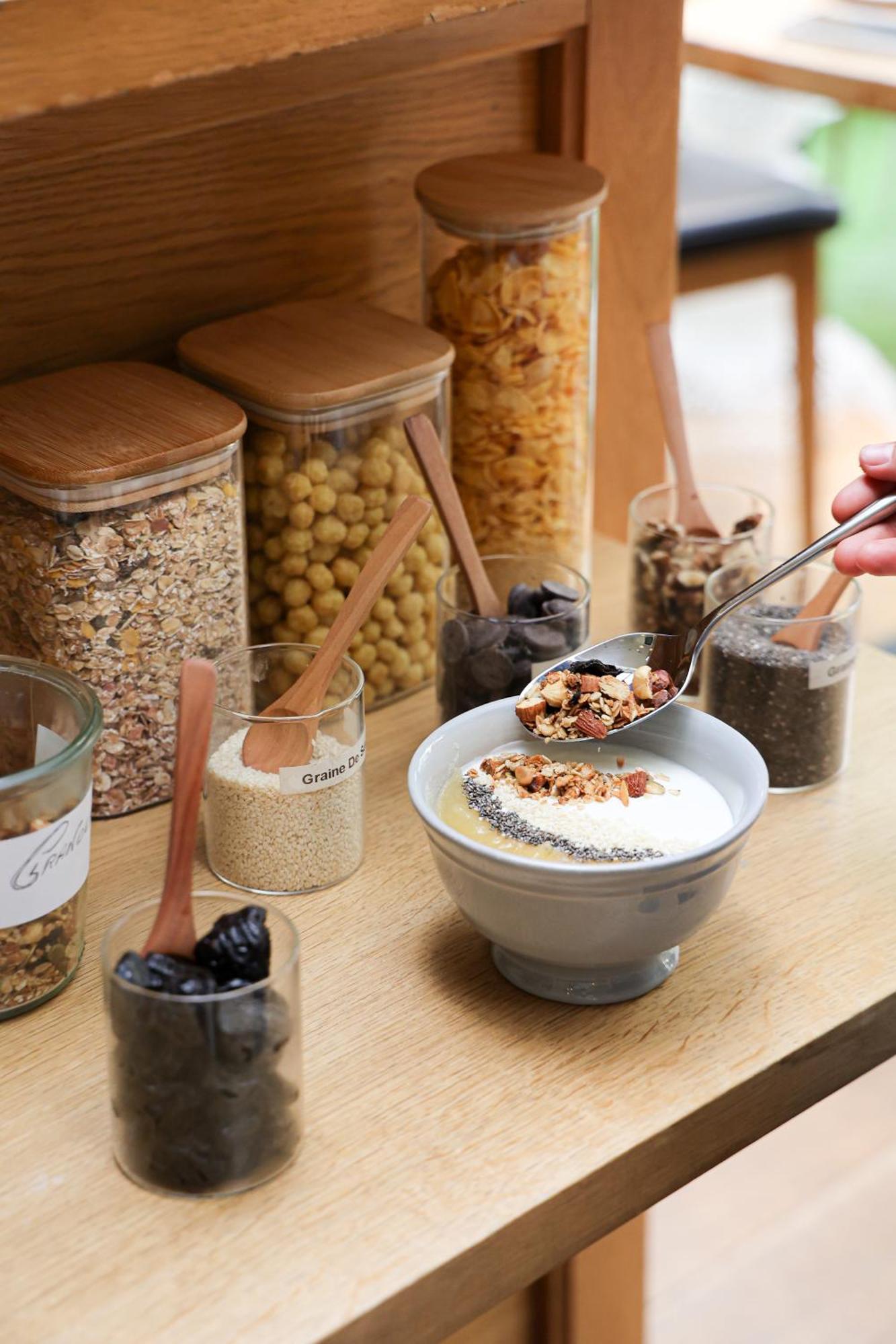 Le Boutique Hotel&Spa Bordeaux Extérieur photo Chia seeds being added to a bowl of yogurt