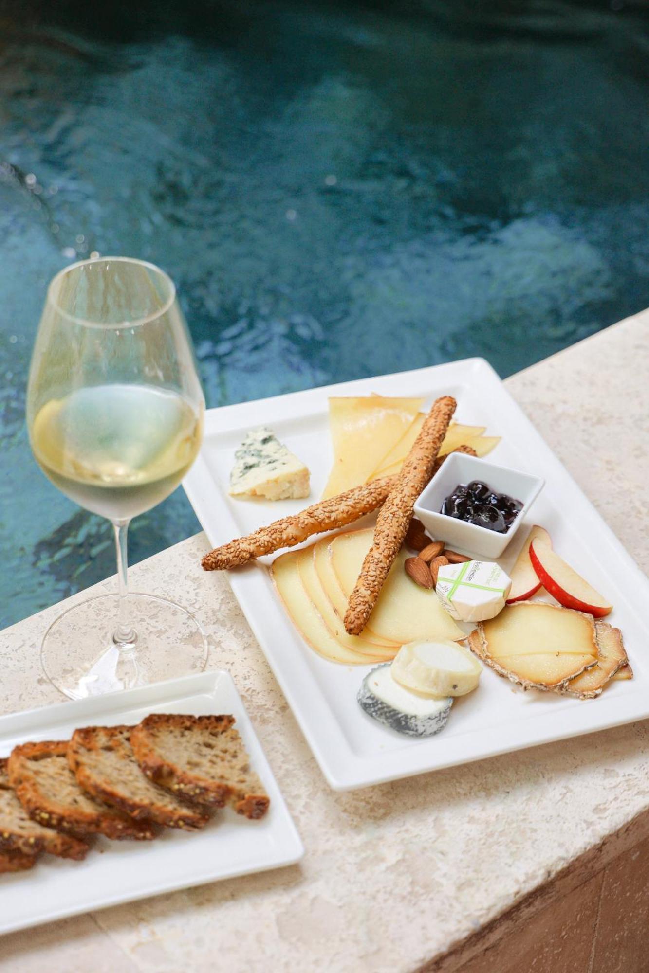 Le Boutique Hotel&Spa Bordeaux Extérieur photo A cheese plate with a glass of white wine